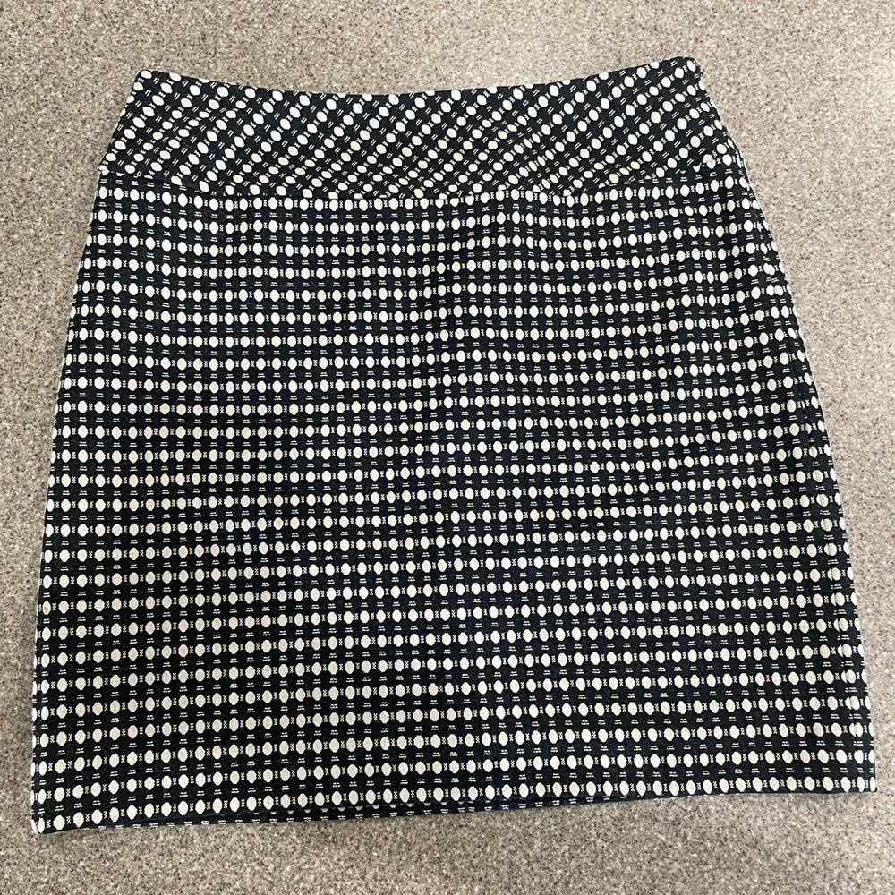Loft skirt lined w working back pockets side zipper very flattering.  6p